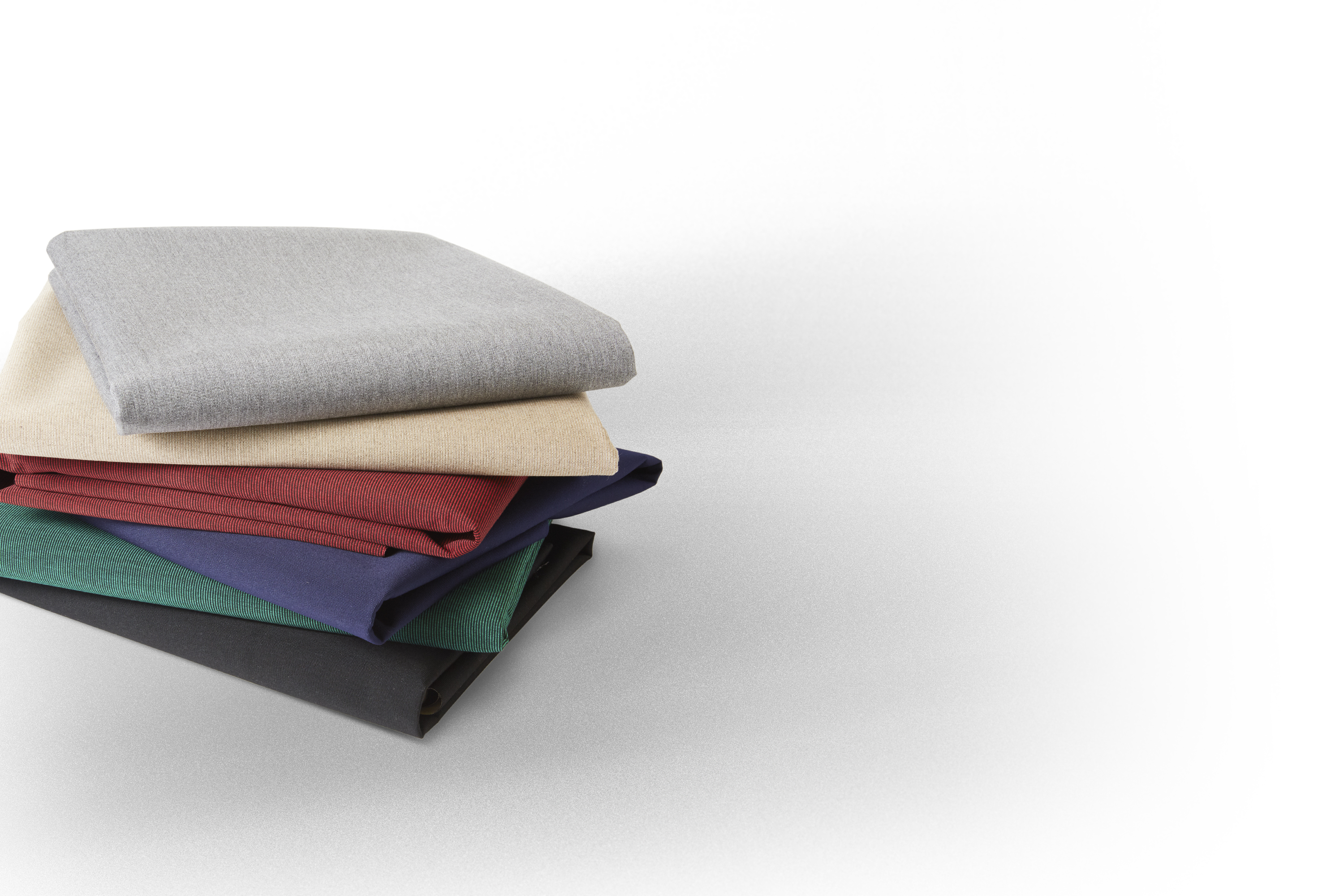 Sunbrella SeaMark Fabric Stack 一叠 Sunbrella SeaMark 织物的特写照片。