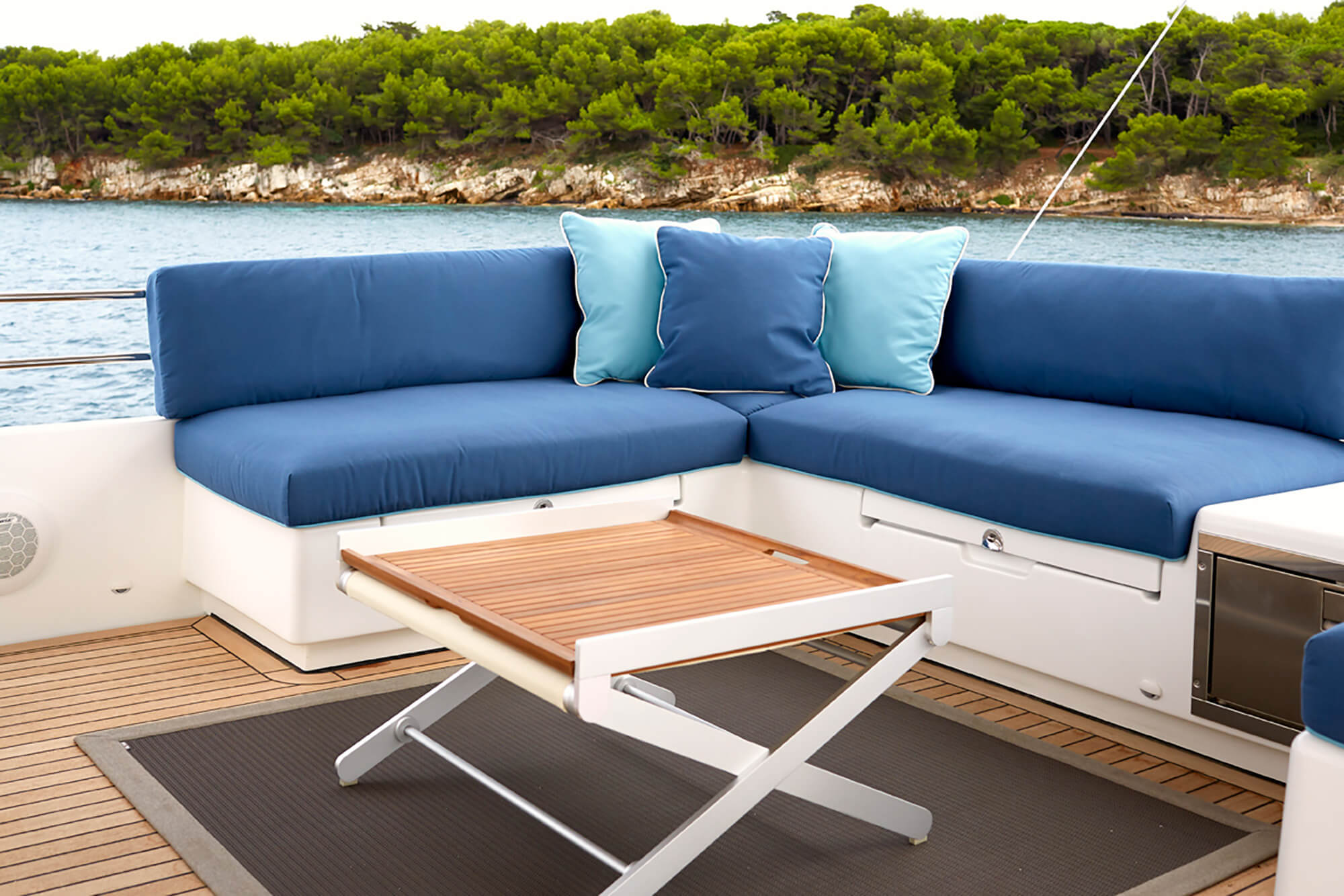双体船上，采用不同的蓝色 Sunbrella 家用织物制成的坐垫与枕头